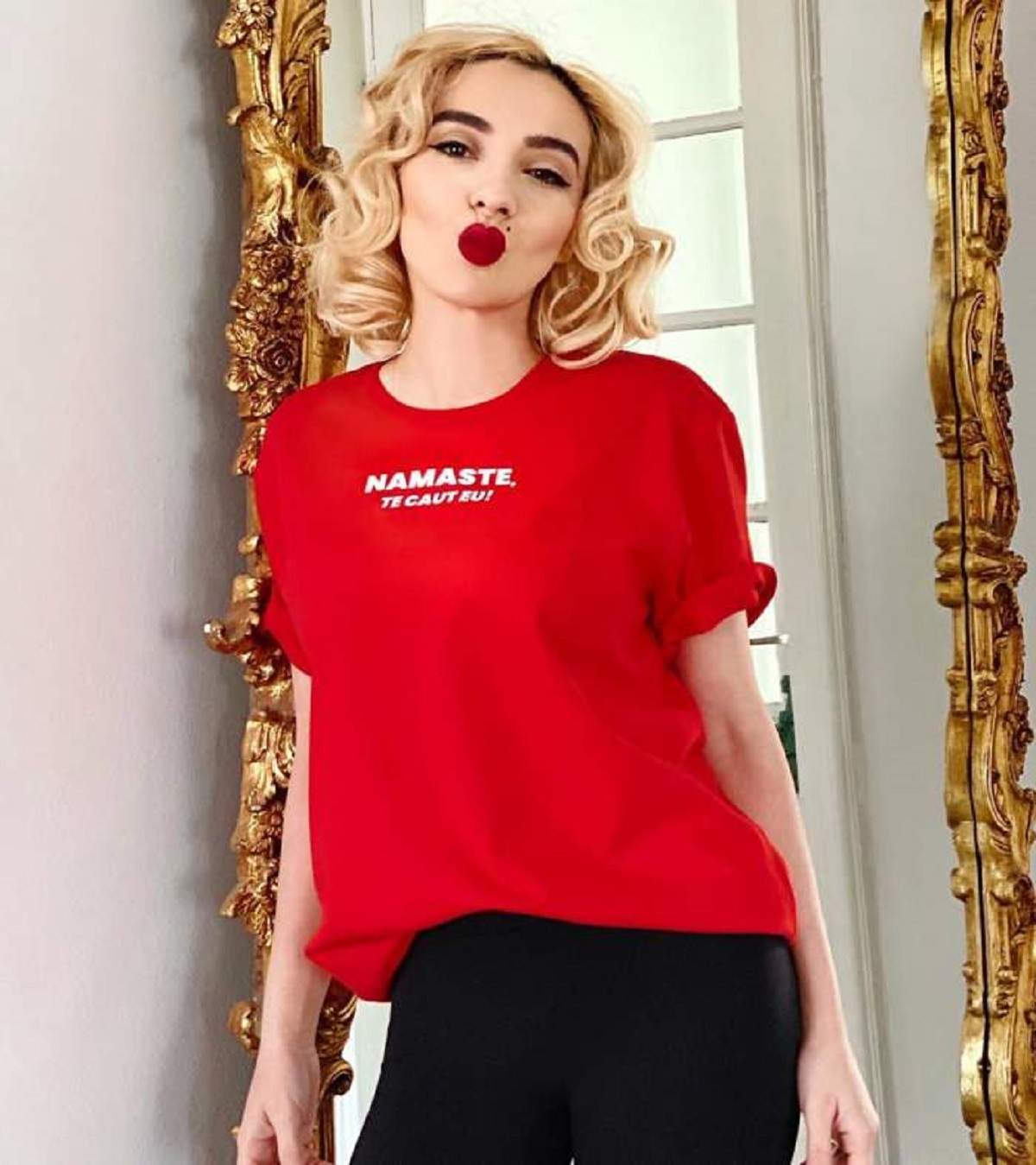 Ana Morodan poartă un tricou de culoare roșie și transmite un „pupic” virtual