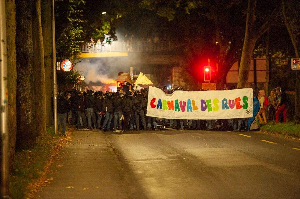 O petrecere în stradă, din capitala Elveției, încheiată violent! Polițiștii au intervenit cu tunuri cu apă, gloanţe de cauciuc şi substanţe iritante / FOTO