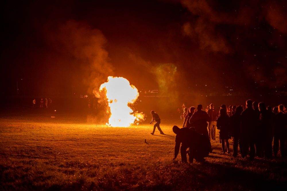 O petrecere în stradă, din capitala Elveției, încheiată violent! Polițiștii au intervenit cu tunuri cu apă, gloanţe de cauciuc şi substanţe iritante / FOTO