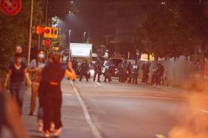 O petrecere în stradă, din capitala Elveției, încheiată violent! Polițiștii au intervenit cu tunuri cu apă, gloanţe de cauciuc şi substanţe iritante / FOTO