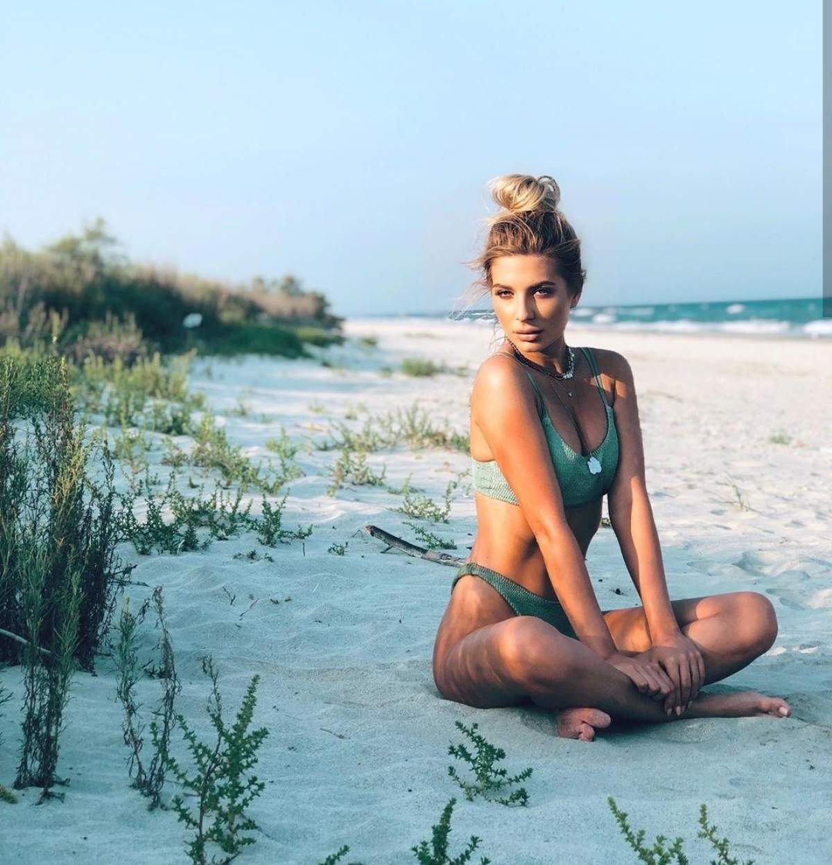 Ana Baniciu, cu sânii goi la piscină! Imagini de senzație cu cântăreața / FOTO