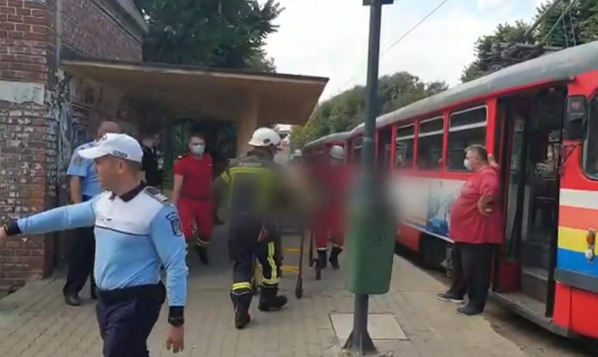 Un bărbat a căzut între vagoanele tramvaiului, în Arad