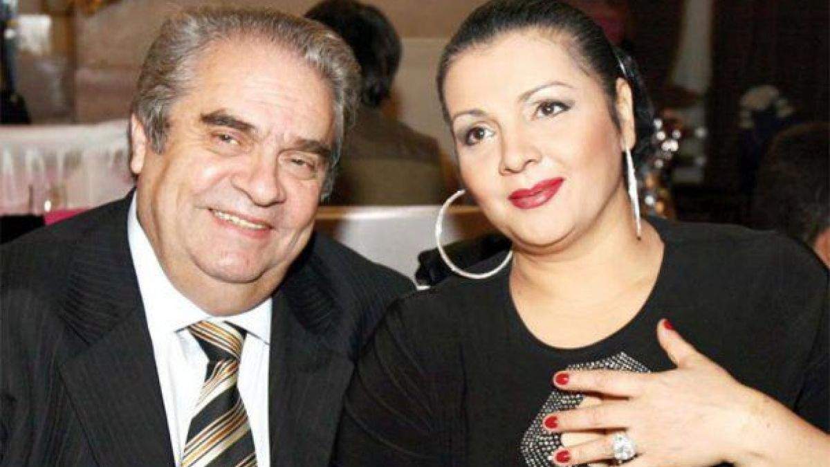 Cornelia Catanga și Aurel Pădureanu râd împreună, la o masă de petrecere