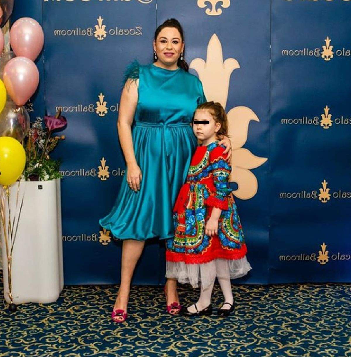 Oana Roman și fetița sa, îmbrăcate foarte elegant, cu rochii colorate, la un eveniment monden