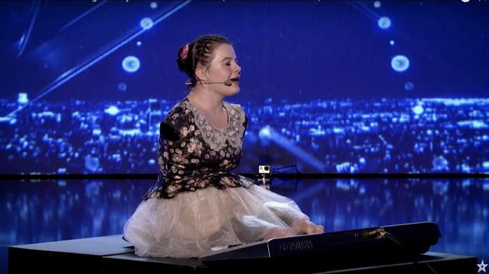 Lorelai Moșneguțu cântă pe scena de la „Românii au talent”, 2017