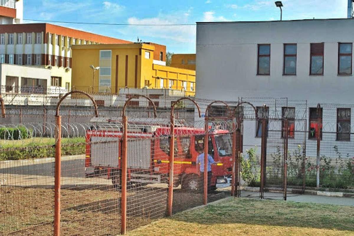 Poză cu mașina de pompieri în spatele gardului de sârmă de la Penitenciarul Giurgiu