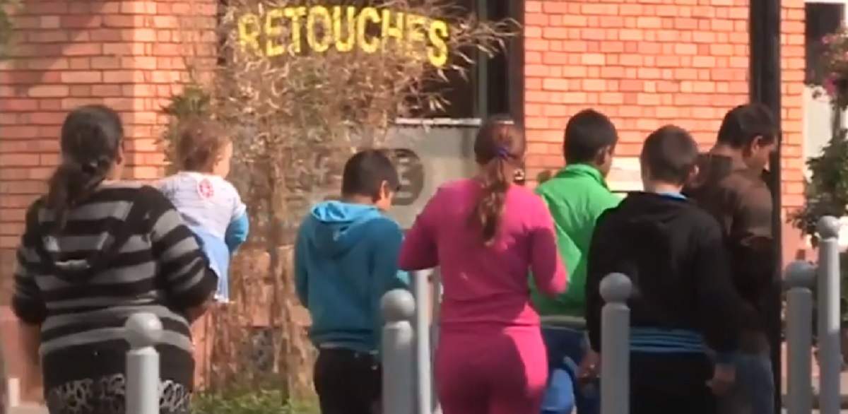 Grup de tinere de origine rromă, filmate de la spate, pe o stradă din Franța