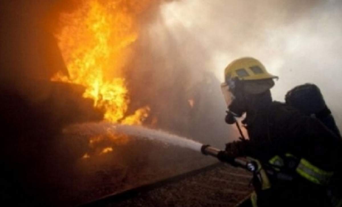Pompierii stingand un incendiu