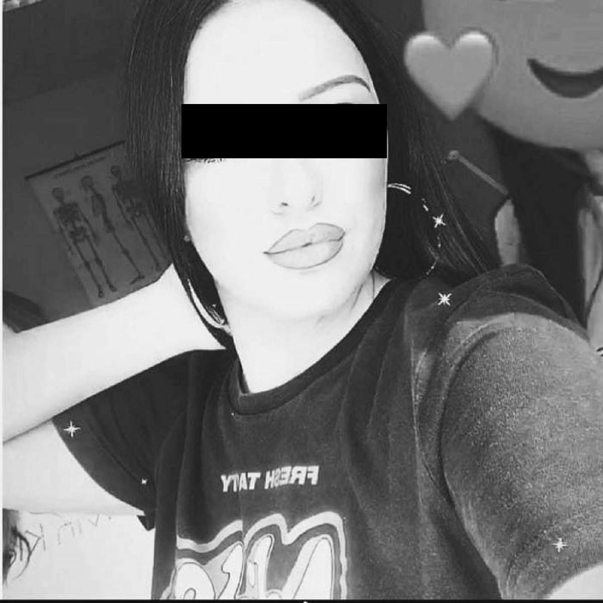 Maria Paola, într-un selfie alb negru, purta un tricou de culoare închisă cu model