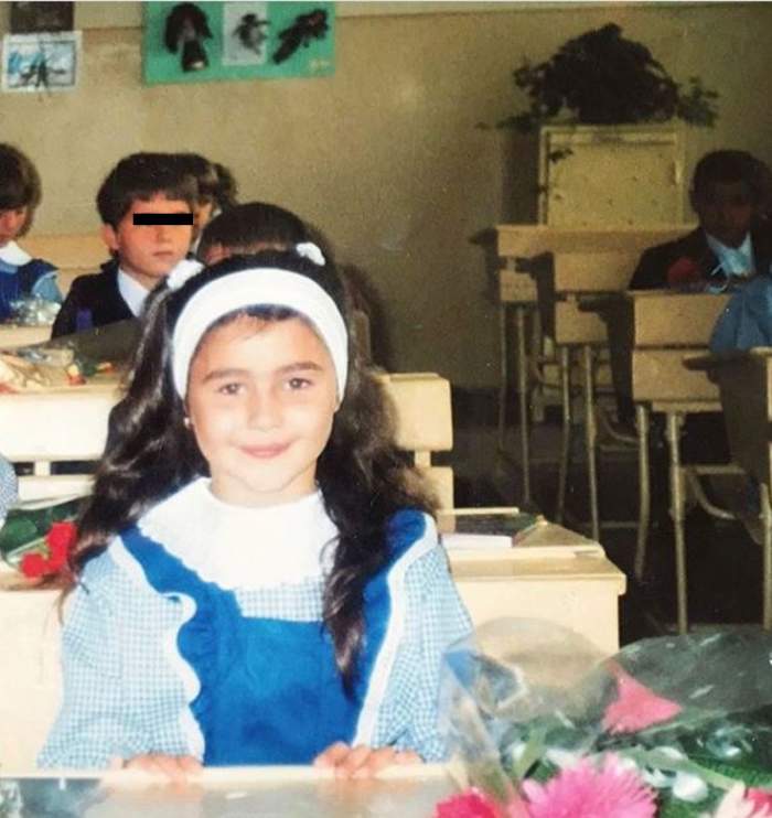 Alina Eremia în prima sa zi de școală, în uniforma de elev
