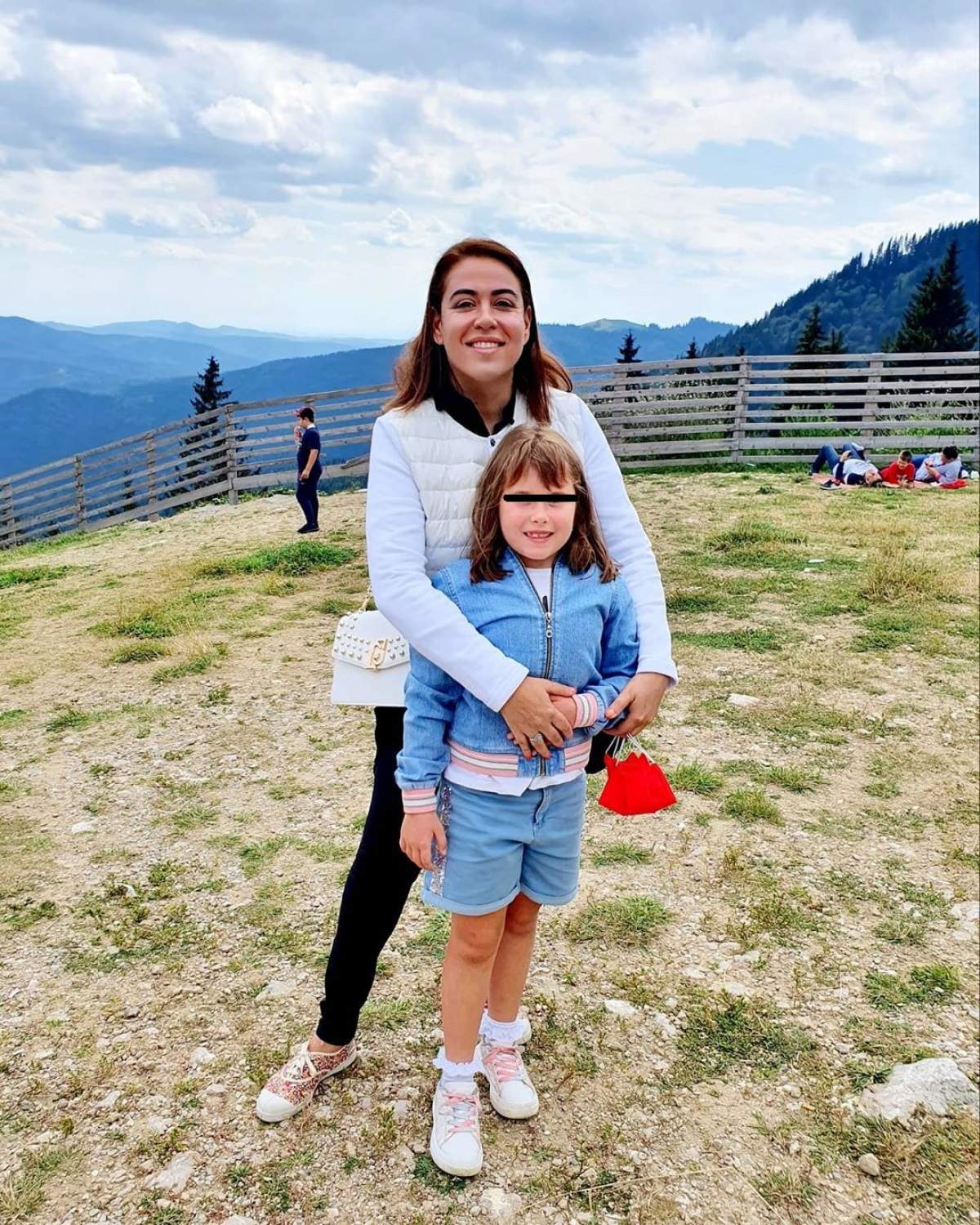 Oana Roman și fetița sa, îmbrățișate, la munte