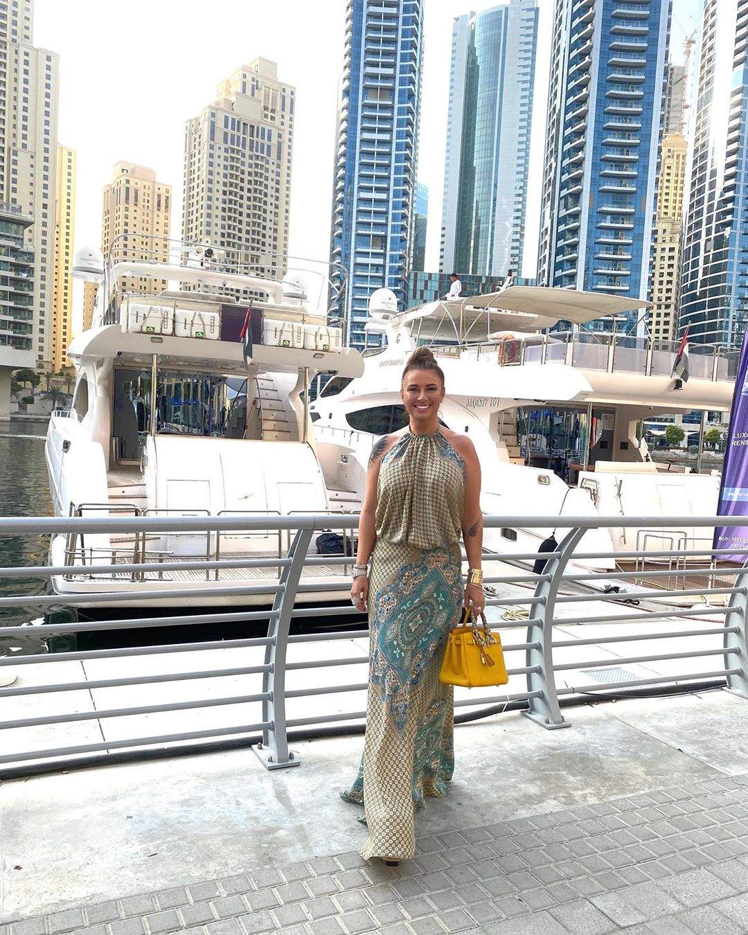 Anamaria Prodan, elegantă, purtând o rochie, s-a fotografiat în Dubai