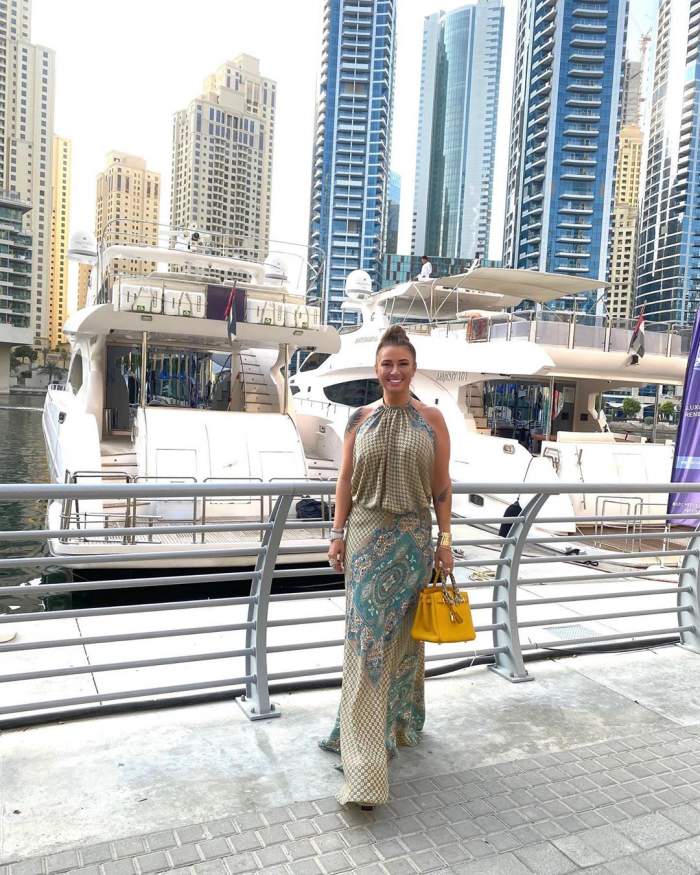Anamaria Prodan, elegantă, purtând o rochie, s-a fotografiat în Dubai
