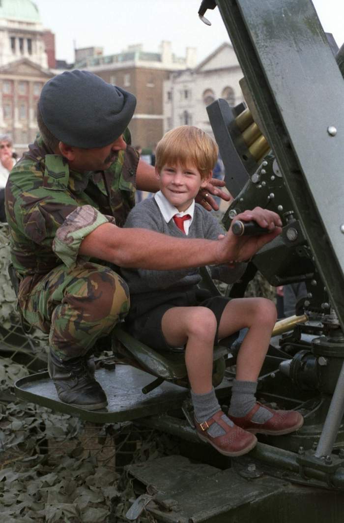 Prințul Harry în vizită la o expoziție militară