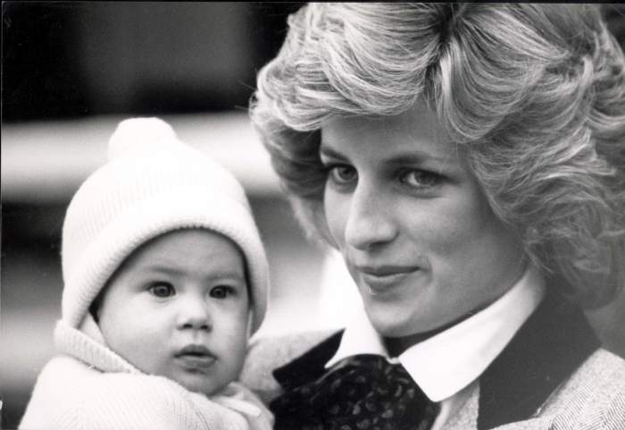 Prințesa Diana îl ține pe Harry, bebeluș, în brațe