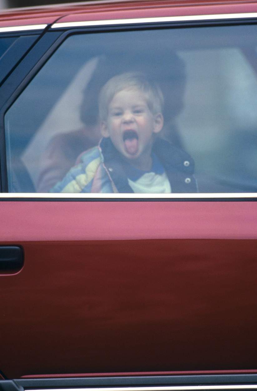 Prințul Harry scoate limba la paparazzi, pe geamul mașinii