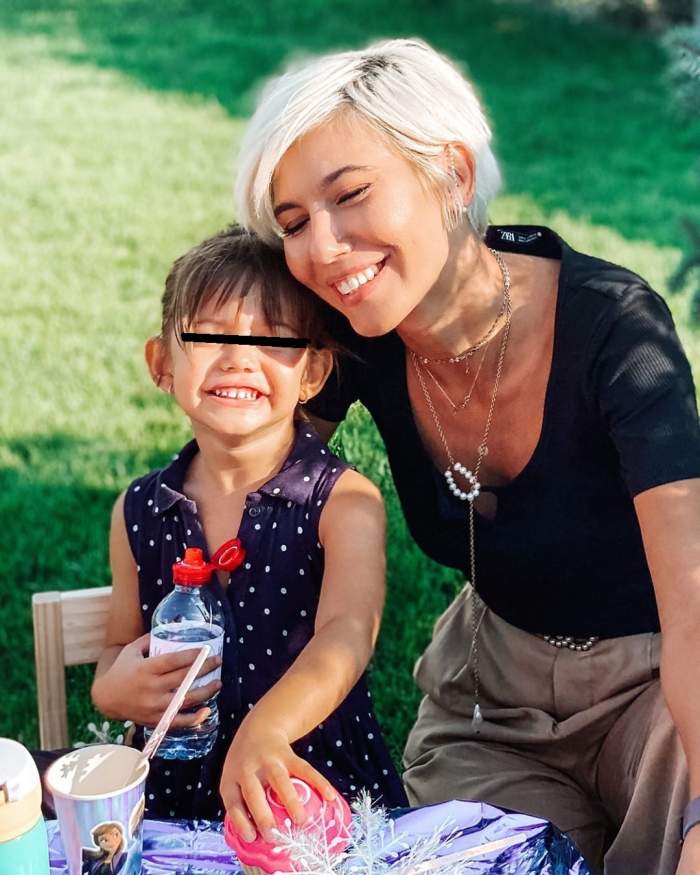 Sore și fetița ei s-au fotografiat zâmbitoare, la picnic