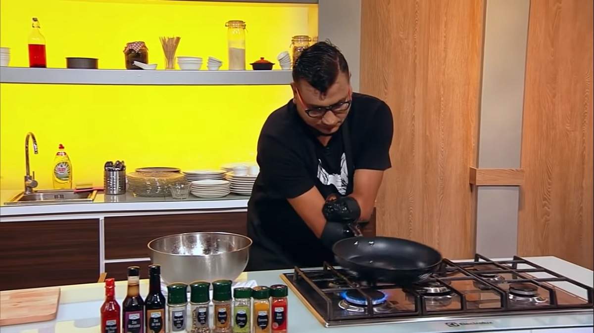 Florin Buricea, concurent în sezonul 8 „Chefi la cuțite”, gătește fără mâini, ediția 14 septembrie 2020