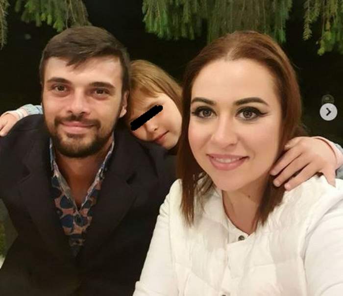 Oana Roman alături de fiica ei și soțul său, Marius Elisei. Vedeta poartă o bluză albă