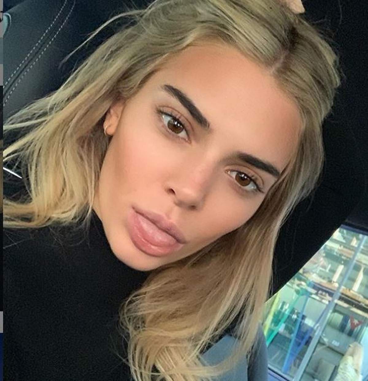 Kendall Jenner și-a făcut un selfie când avea părul blond, scoate limba la cameră