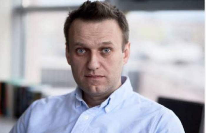 Aleksei Navalnîi ăntr-un birou, poartă o cămașă albă