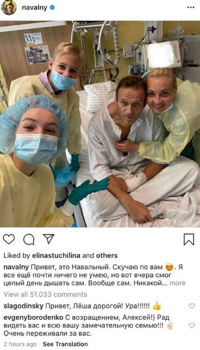 Aleksei Navalnîi a postat prima poză din spital, este ajutat de medici să stea