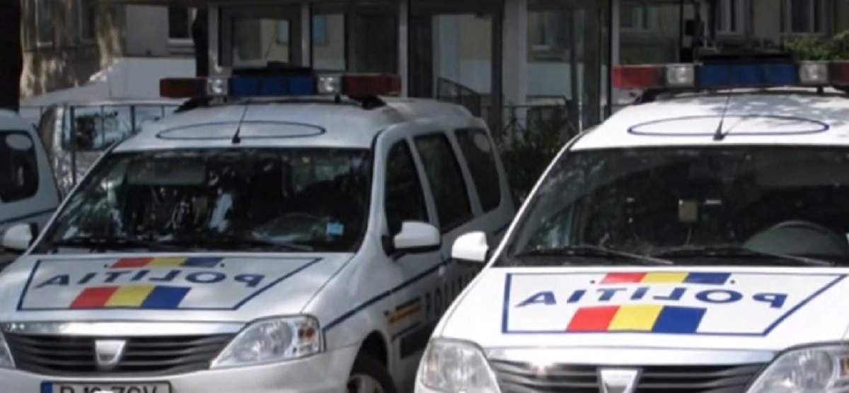 Două mașini ale Poliției Române, parcate una lângă cealaltă