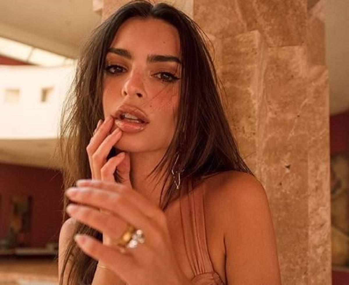 Emily Ratajkowski în costum de baie mero. Vedeta e la o ședință foto.