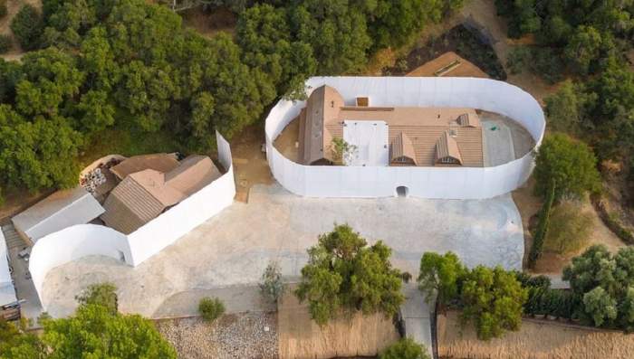 Casa lui Kanye West este înconjurată de un zid înalt, de beton