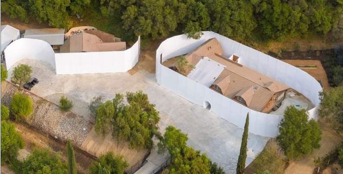 Casa lui Kanye West este înconjurată de un zid înalt, de beton