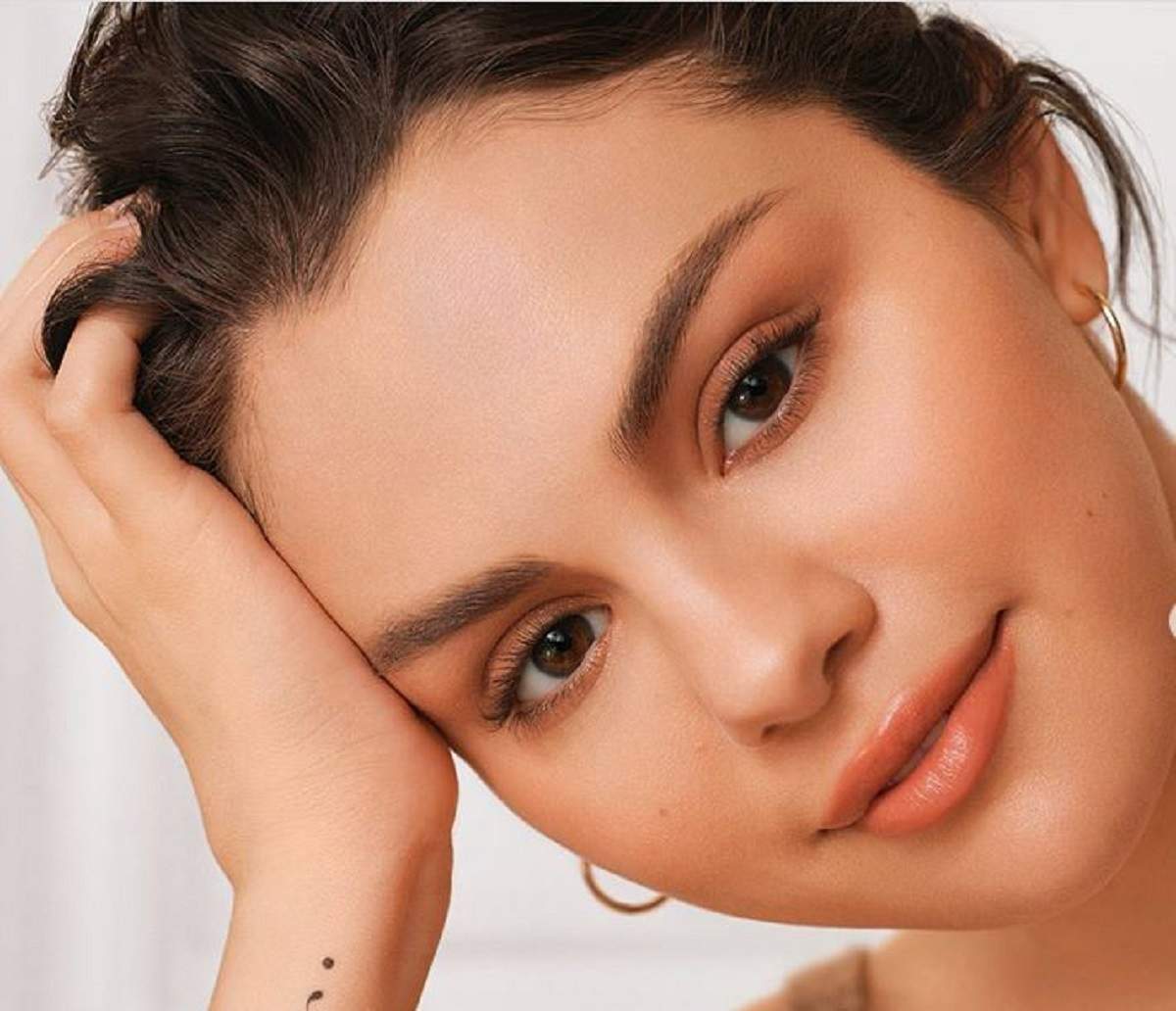 Selena Gomez, într-o ședință foto, este machiată simplu și are părul prins