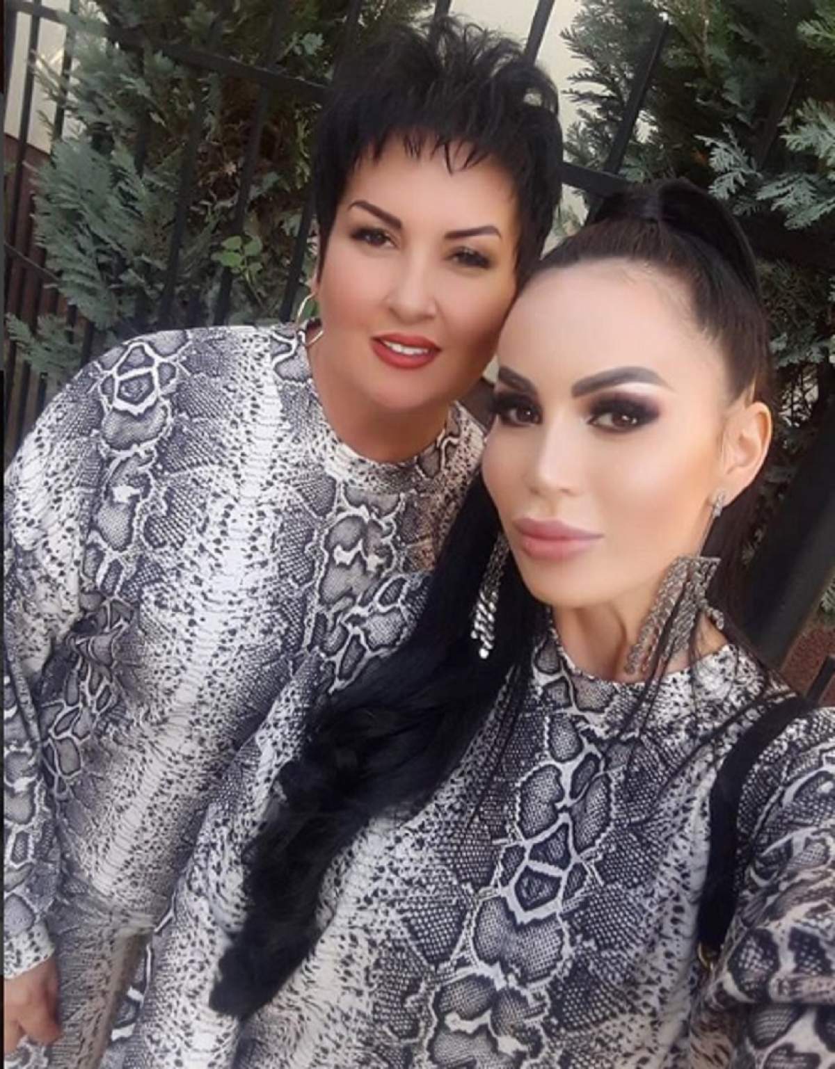 Bianca Pop și mama sa s-au îmbrăcat la fel, s-au machiat intens și s-au fotografiat zâmbitoare