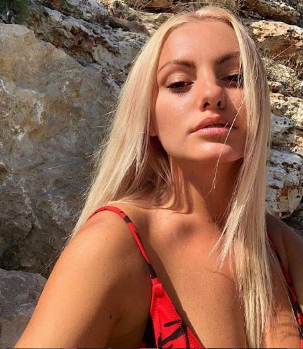 Alexandra Stan s-a fotografiat fără machiaj, cu un decolteu amețitor