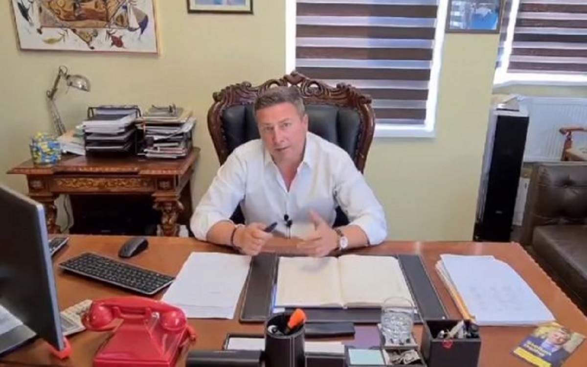 Primarul Traian Ogâgău, la birou, poartă o cămașă albă