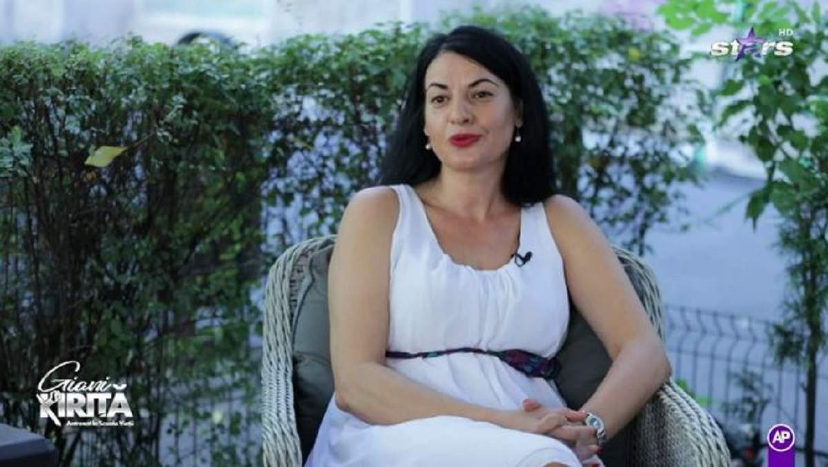 Magdalena, sora lui Giani Kiriță. Tânără stă pe scaun și poartă o rochie albă.