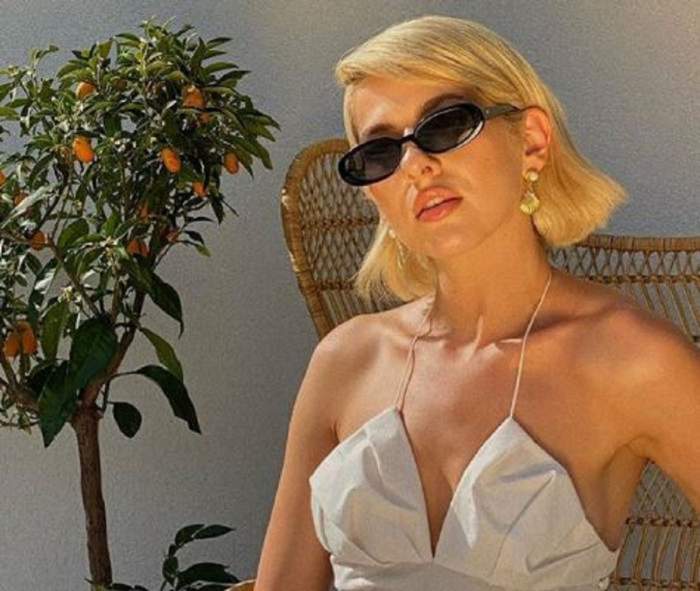 Lidia Buble poartă un top cu bretele alb și ochelari de soare de negri