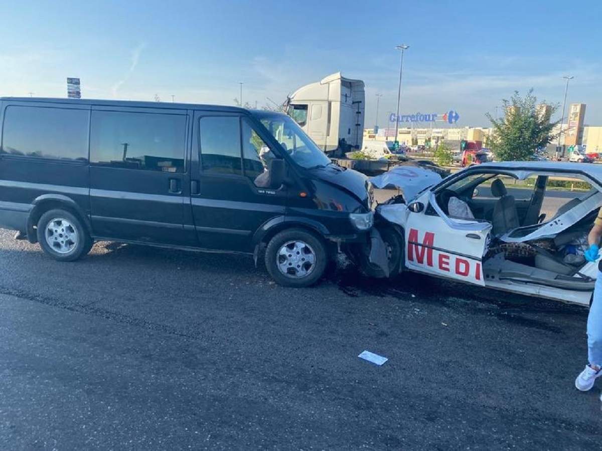 Accident produs între o dubă și o ambulanță privată, s-au lovit frontal