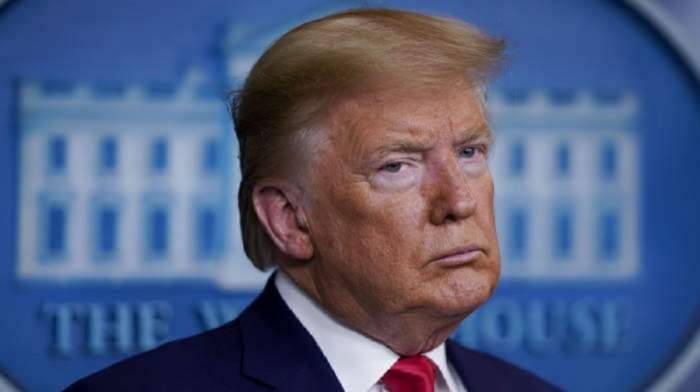 Donald Trump se uită serios înainte, fiind într-o întâlnire la Casa Alba