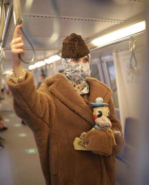 Iulia Albu, ținută șoc la metrou! De cine a fost însoțită, în prima ei călătorie, pe Magistrala 5 Drumul Taberei / FOTO