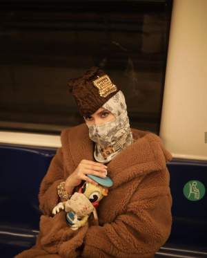 Iulia Albu, ținută șoc la metrou! De cine a fost însoțită, în prima ei călătorie, pe Magistrala 5 Drumul Taberei / FOTO