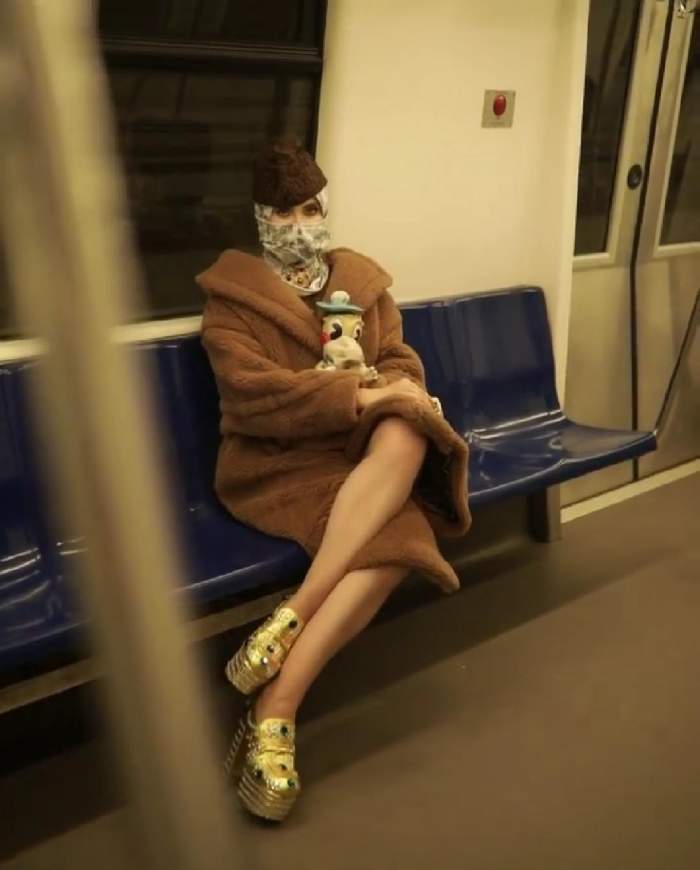 Iulia Albu, ținută șoc la metrou! De cine a fost însoțită, în prima ei călătorie, pe Magistrala 5 Drumul Taberei / FOTO