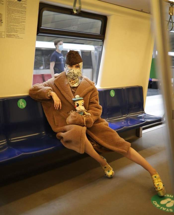 Iulia Albu, ținută șoc la metrou! De cine a fost însoțită, în prima ei călătorie, pe Magistrala 5 Drumul Taberei / FOTO