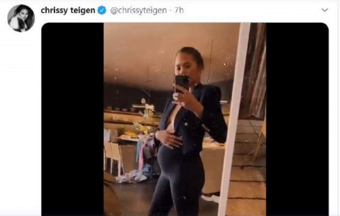 Chrissy Teigen s-a fotografiat în oglindă și își arată burtica de gravidă