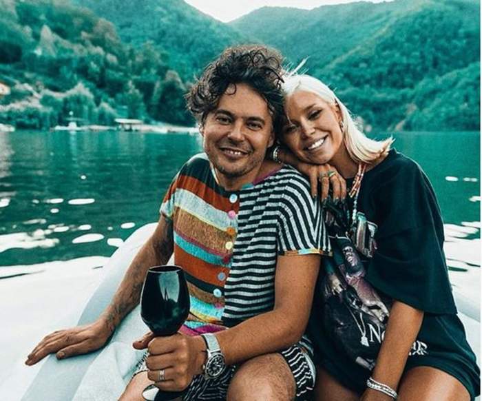 Alina Ceușan și soțul ei în barcă. Vedeta îi ține capul pe spate lui Raul Tișa