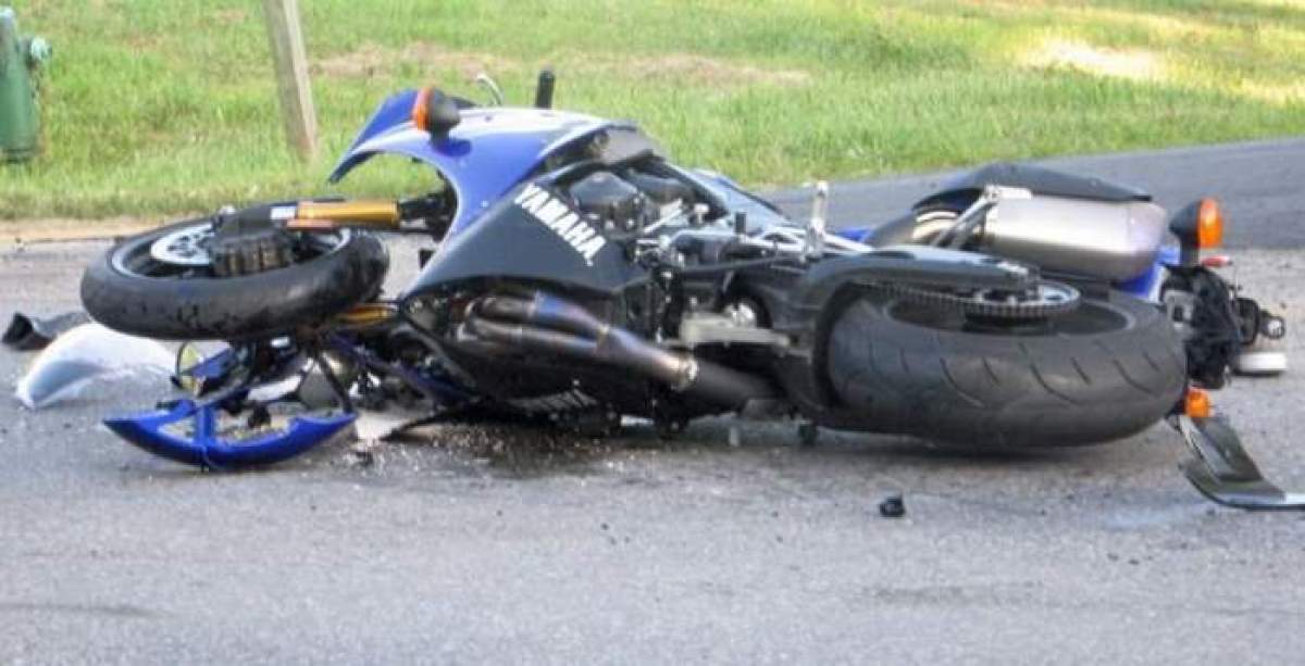 O motocicletă distrusă în accident