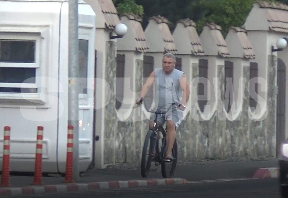 Victor Becali a lăsat bolizii de lux pe o bicicletă! Afaceristul, surprins la plimbare prin oraș! / VIDEO PAPARAZZI