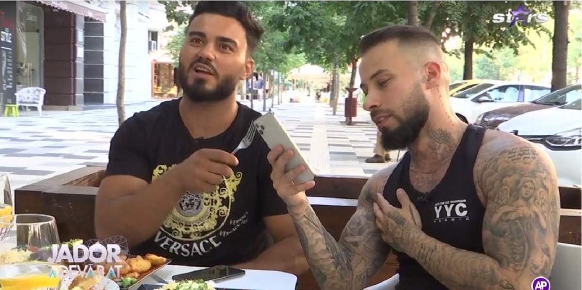Jador și Robert iau masa în oraș și vorbesc despre mesajul primit de artist