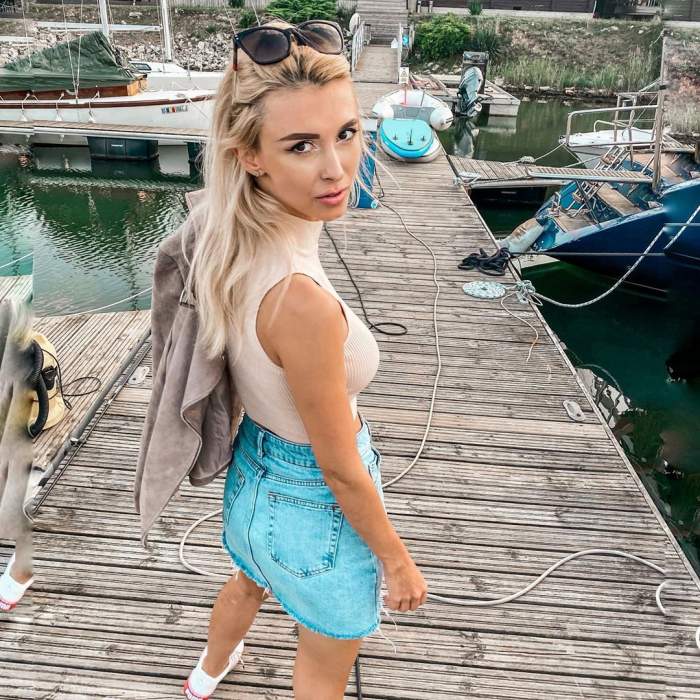 Andreea Bălan, îmbractă lejer, de vară, se află în vacanță, pe un ponton
