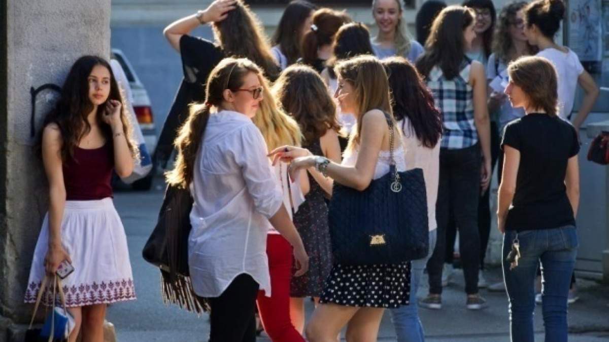 Elevi strânși în curtea unei școli, în așteptarea rezultatelor la examen