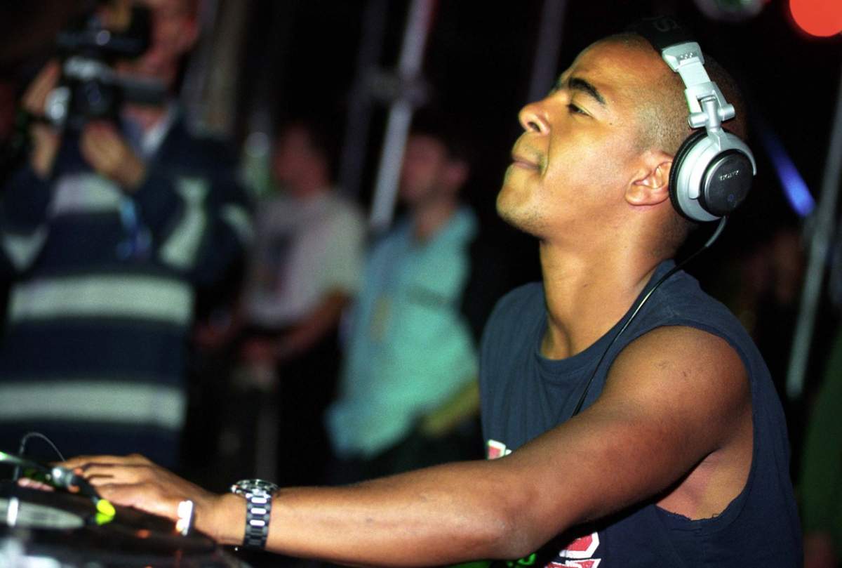 DJ Erick Morillo mixează la o petrecere dintr-un club, cu căștile pe cap